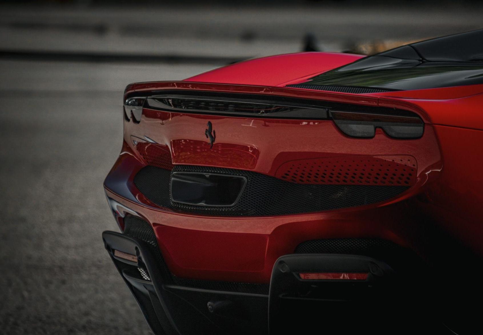 Arrière d’une voiture rouge