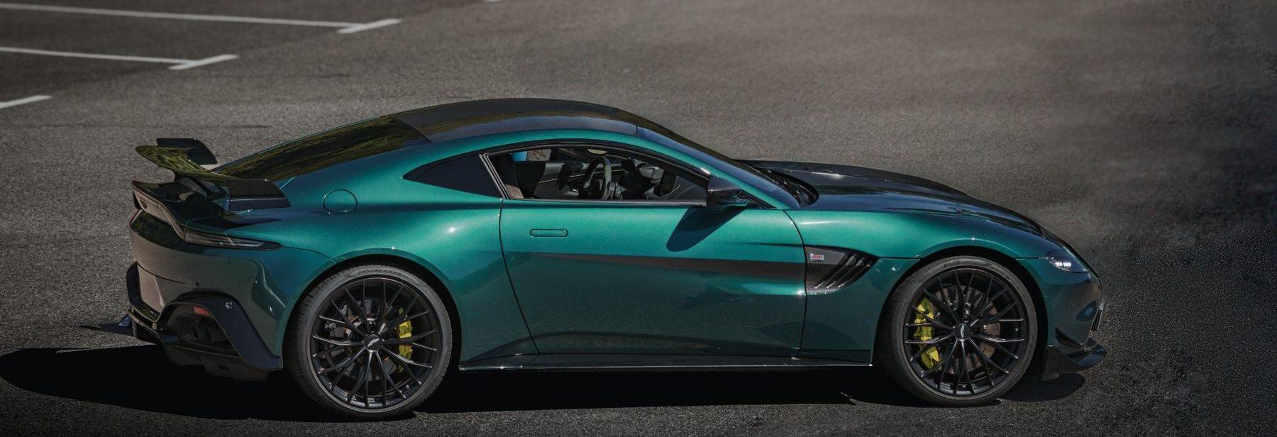 Coupé vert de profil